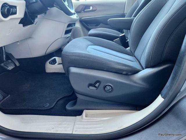 Photo of 2022 Granite Crystal Metallic Clearcoat Chrysler Voyager