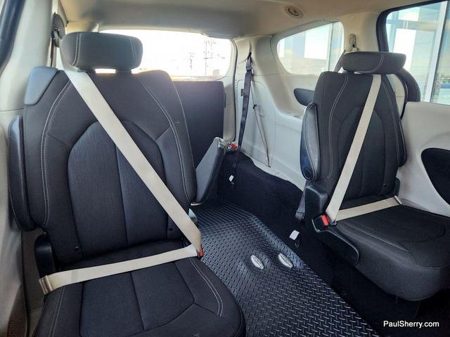 Photo of 2022 Granite Crystal Metallic Clearcoat Chrysler Voyager