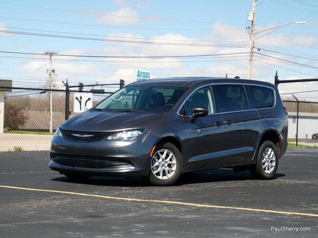 Photo of 2022 Granite Crystal Metallic Clearcoat Chrysler Voyager