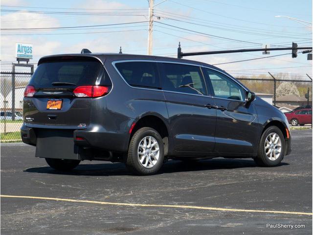 Photo of 2022 Granite Crystal Metallic Clearcoat Chrysler Voyager