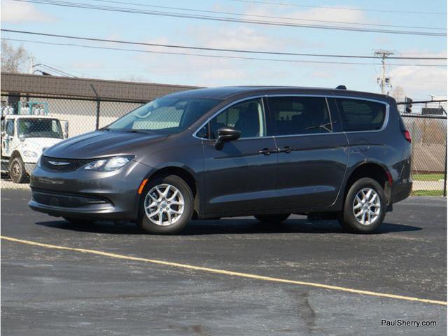 Photo of 2022 Granite Crystal Metallic Clearcoat Chrysler Voyager