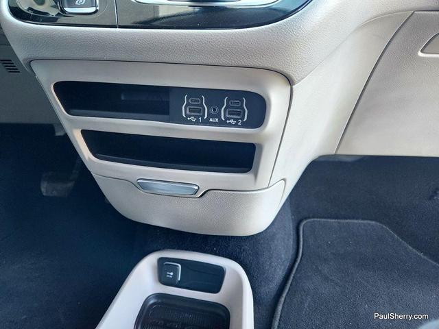 Photo of 2022 Granite Crystal Metallic Clearcoat Chrysler Voyager