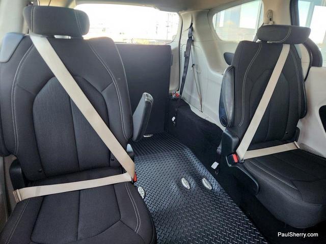 Photo of 2022 Granite Crystal Metallic Clearcoat Chrysler Voyager