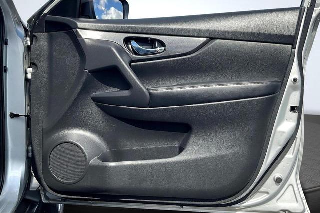 Photo of 2017 Brilliant Silver Nissan Rogue
