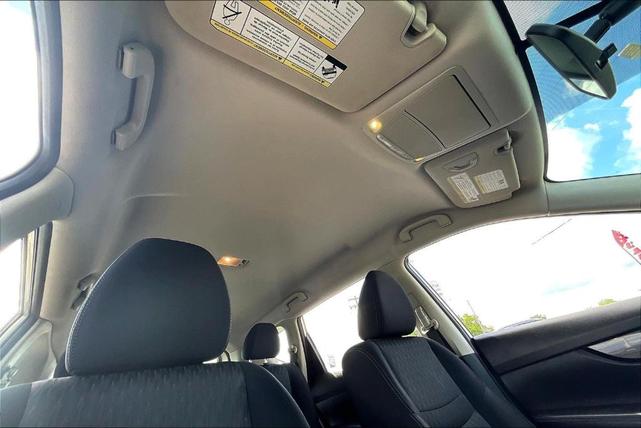 Photo of 2017 Brilliant Silver Nissan Rogue
