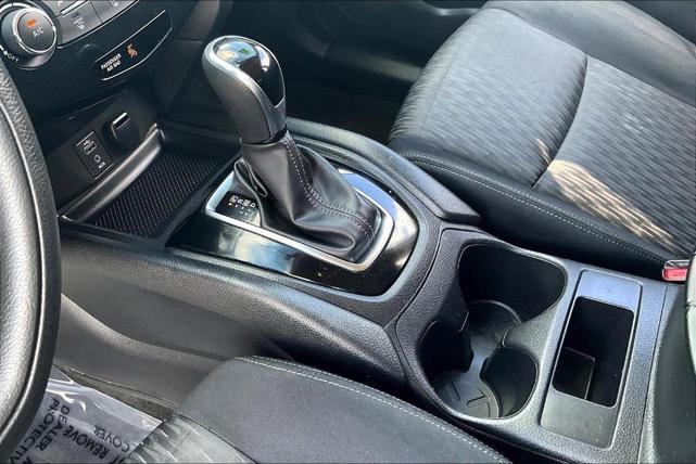 Photo of 2017 Brilliant Silver Nissan Rogue