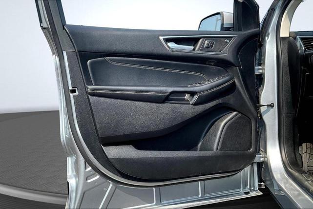 Photo of 2022 Iconic Silver Metallic Ford Edge