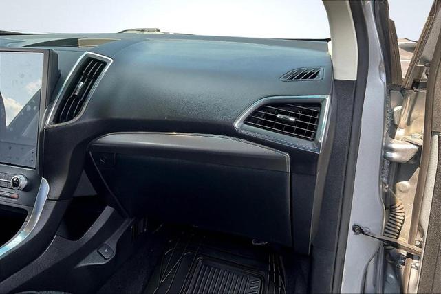 Photo of 2022 Iconic Silver Metallic Ford Edge