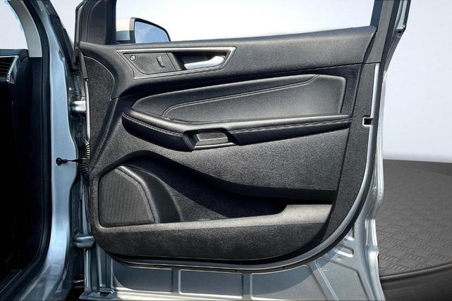 Photo of 2022 Iconic Silver Metallic Ford Edge