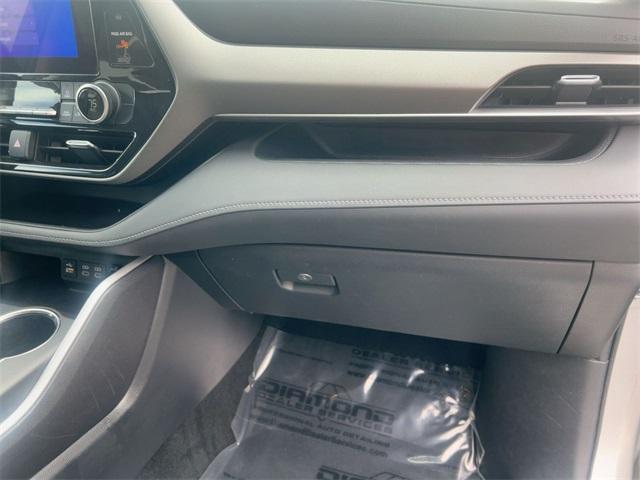 Photo of 2024 Celestial Silver Toyota Highlander