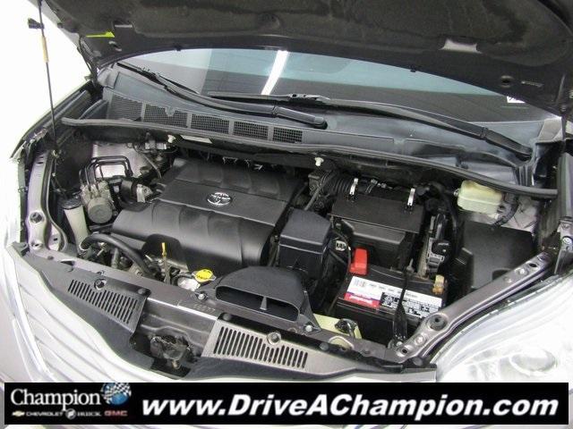 Photo of 2015 Gray Toyota Sienna
