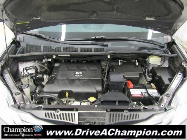 Photo of 2015 Gray Toyota Sienna
