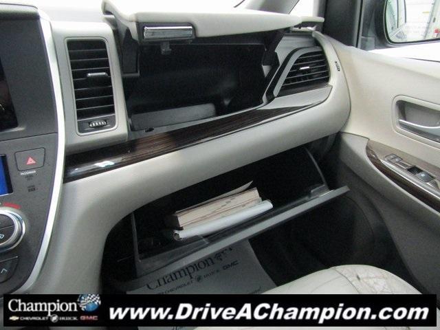 Photo of 2015 Gray Toyota Sienna