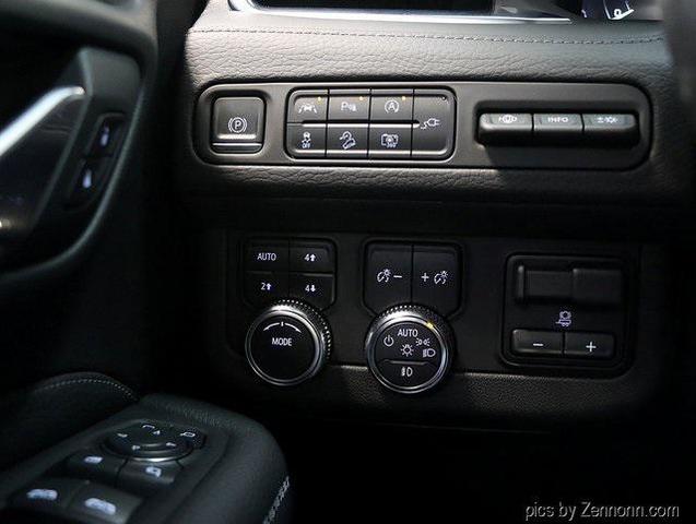 Photo of 2022 White Frost Tricoat GMC Yukon XL