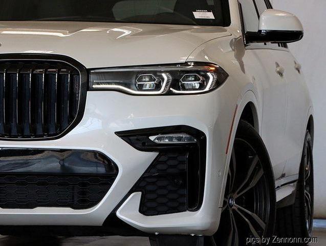 Photo of 2022 Mineral White Metallic BMW X7