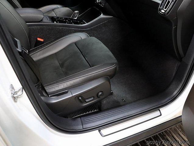 Photo of 2021 Crystal White Metallic Volvo XC40