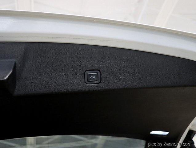 Photo of 2022 Crystal White Tricoat Cadillac XT6