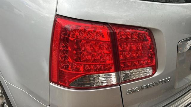 Photo of 2012 Bright Silver Kia Sorento