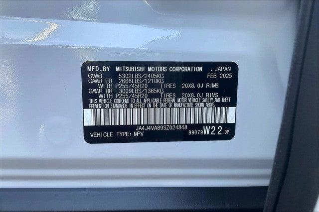 Photo of 2025 White Mitsubishi Outlander
