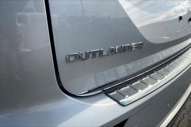 Photo of 2025 White Mitsubishi Outlander