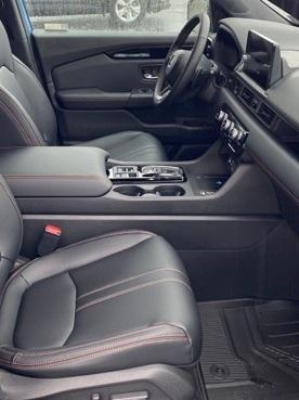 Photo of 2025 Platinum White Honda Pilot