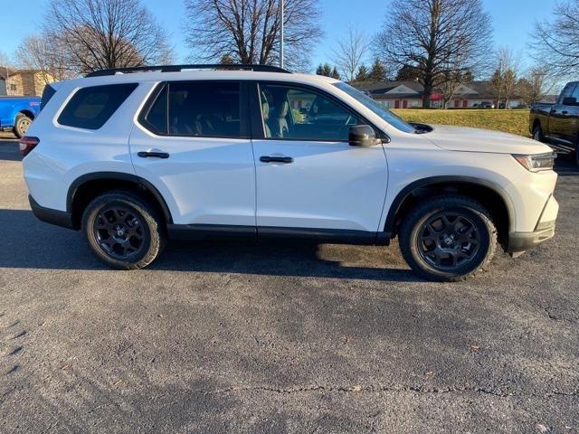 Photo of 2025 Platinum White Honda Pilot