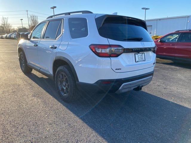 Photo of 2025 Platinum White Honda Pilot