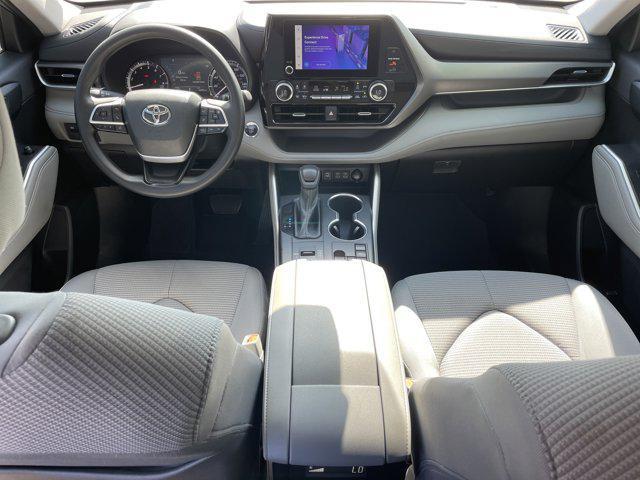 Photo of 2023 Celestial Silver Metallic Toyota Highlander