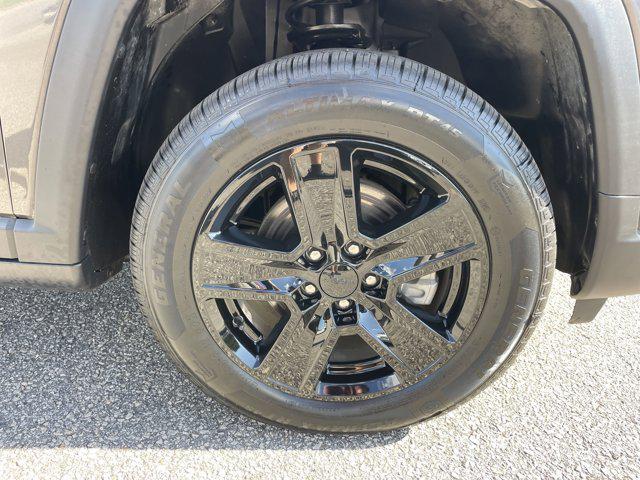 Photo of 2022 Granite Crystal Metallic Clearcoat Jeep Compass