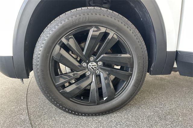 Photo of 2023 Pure White Volkswagen Atlas Cross Sport