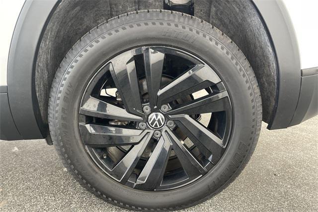 Photo of 2023 Pure White Volkswagen Atlas Cross Sport