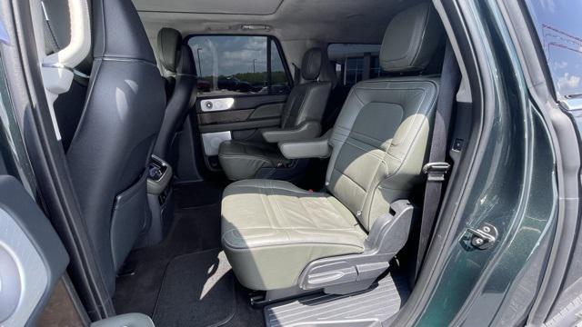 Photo of 2022 MANHANTTAN GREEN MET PREM Lincoln Navigator