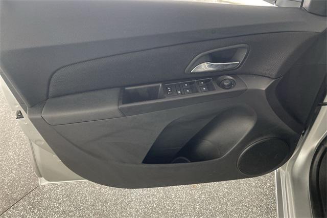 Photo of 2015 Silver Ice Metallic Chevrolet Cruze
