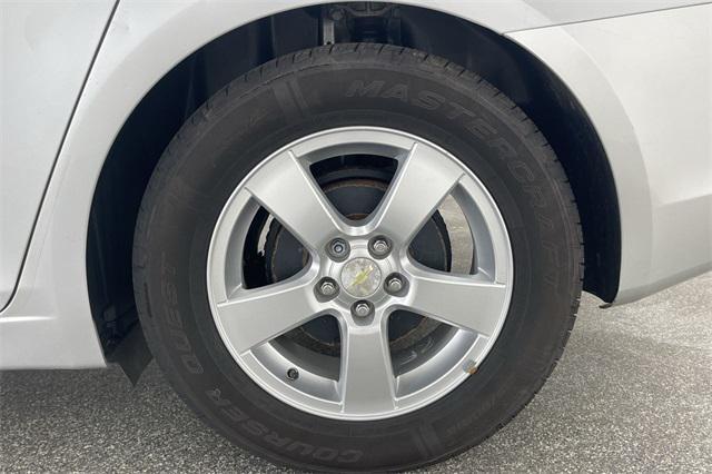 Photo of 2015 Silver Ice Metallic Chevrolet Cruze