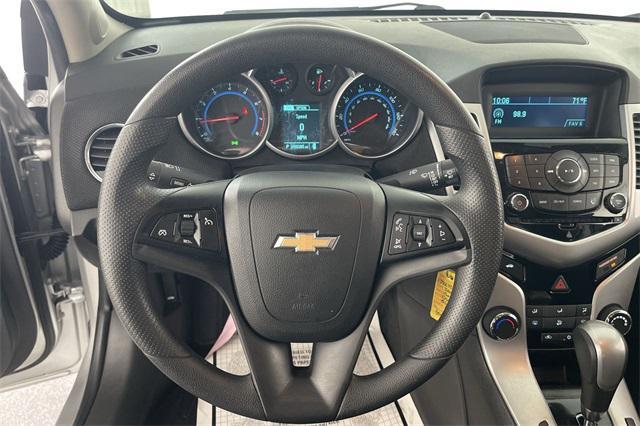 Photo of 2015 Silver Ice Metallic Chevrolet Cruze
