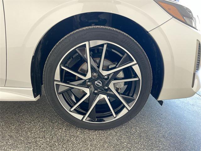 Photo of 2024 Aspen White Tricoat/Super Black Nissan Sentra