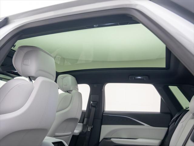 Photo of 2025 Crystal White Tricoat Cadillac LYRIQ