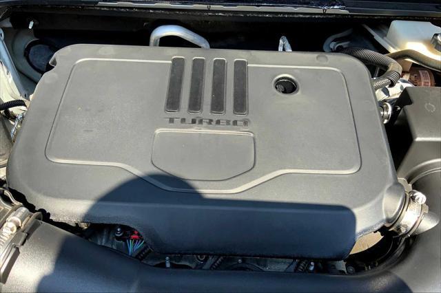 Photo of 2022 Summit White GMC Acadia