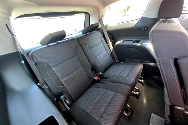 Photo of 2022 Summit White GMC Acadia