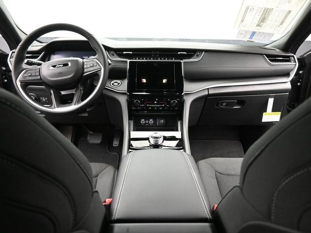 Photo of 2025 Metallic Jeep Grand Cherokee L