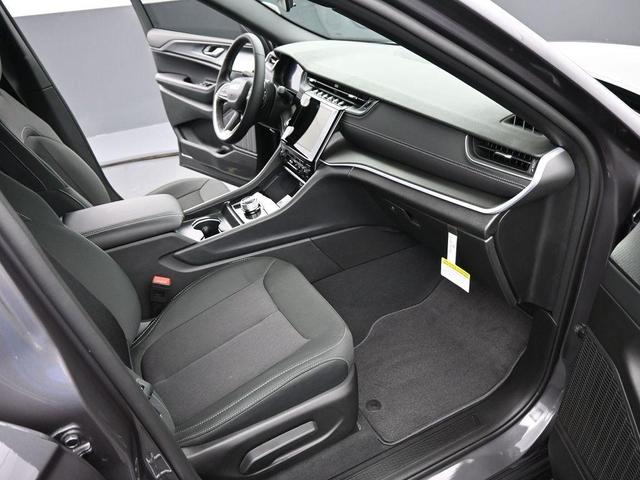 Photo of 2025 Metallic Jeep Grand Cherokee L