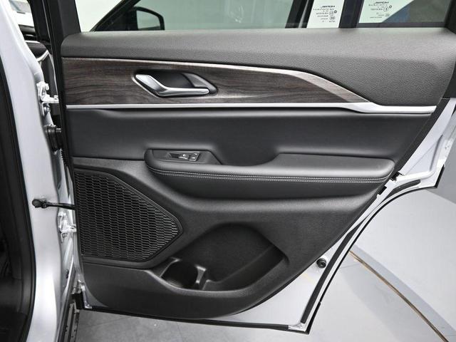 Photo of 2025 Silver Zynith Jeep Grand Cherokee