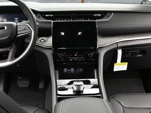 Photo of 2025 Silver Zynith Jeep Grand Cherokee
