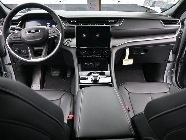 Photo of 2025 Silver Zynith Jeep Grand Cherokee