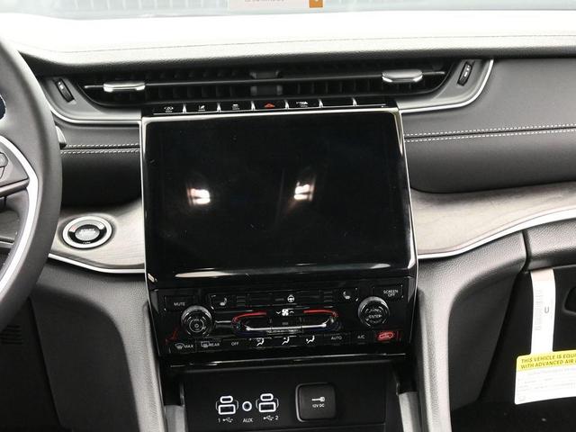 Photo of 2025 Silver Zynith Jeep Grand Cherokee