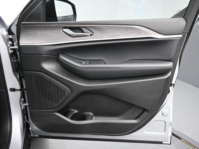 Photo of 2025 Silver Zynith Jeep Grand Cherokee
