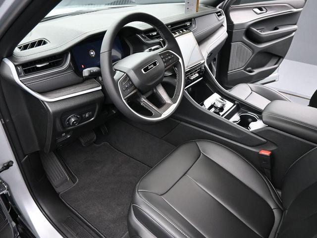Photo of 2025 Silver Zynith Jeep Grand Cherokee