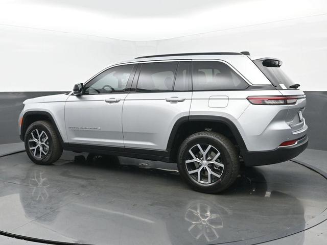 Photo of 2025 Silver Zynith Jeep Grand Cherokee
