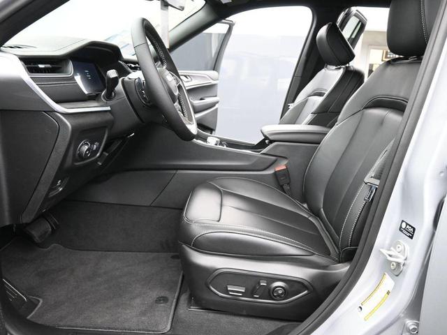 Photo of 2025 Silver Zynith Jeep Grand Cherokee