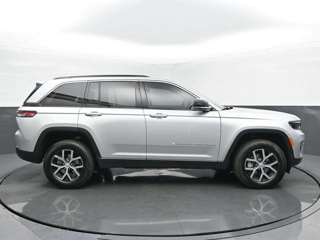 Photo of 2025 Silver Zynith Jeep Grand Cherokee